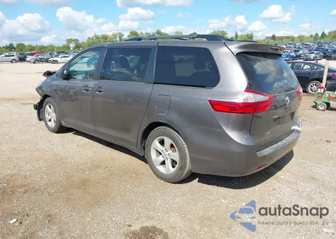 2017 Toyota Sienna Le 8 Passenger z USA, uszkodzony, nr VIN 5TDKZ3DC7HS768135